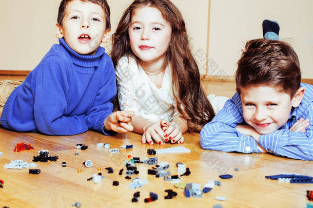 滑稽可爱的孩子在家玩玩具, 男孩和女孩微笑, 第一教育角色关闭, 生活方式人概念