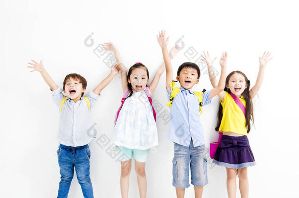 快乐的微笑孩子组举手