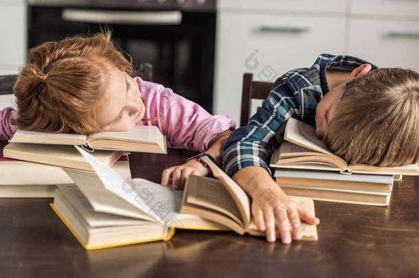 疲惫的<strong>小</strong>学者在做作业时睡在书本上