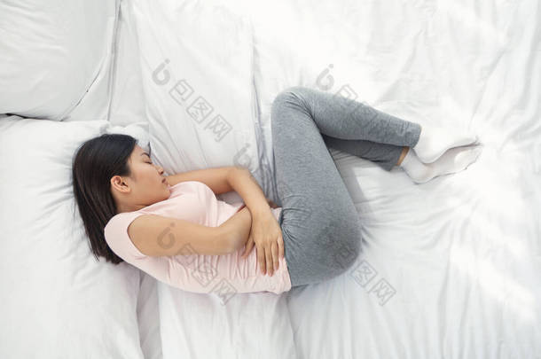 亚洲女人睡觉时，<strong>家</strong>中有腹痛，请看上图