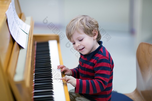 两岁幼儿男孩弹<strong>钢琴</strong>