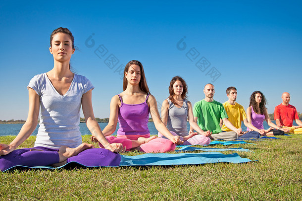 青年组有冥想上瑜伽课.