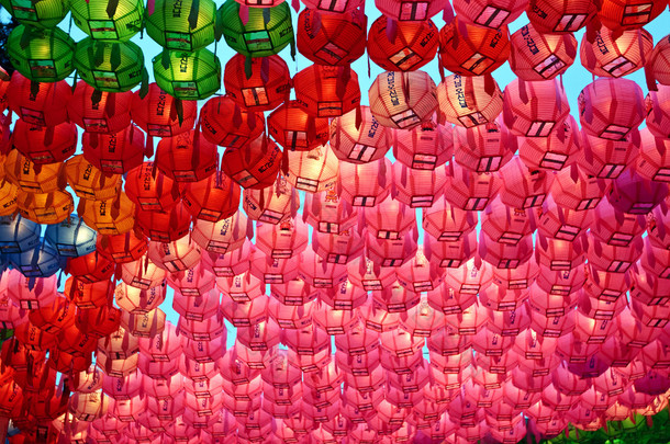 在佛教寺庙中的红色和粉色的纸灯笼