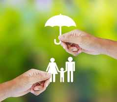 手中拿着一纸系列和伞在绿色的背景下，保险的概念