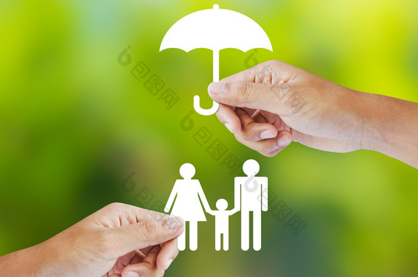 <strong>手中</strong>拿着一纸系列和伞在绿色的背景下，保险的概念