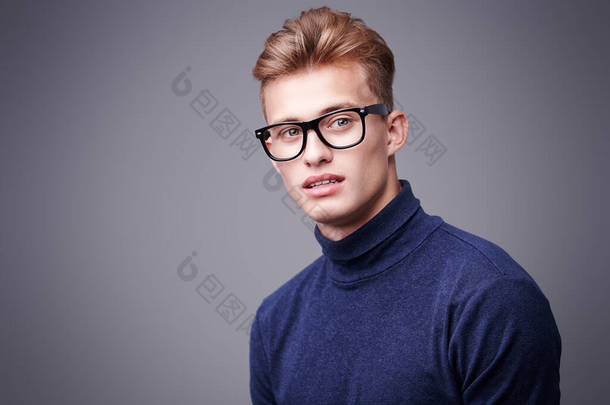 男人的美丽。一个金发碧眼、头戴眼镜、朝前看的英俊年轻人的画像。<strong>男子</strong>的光学.
