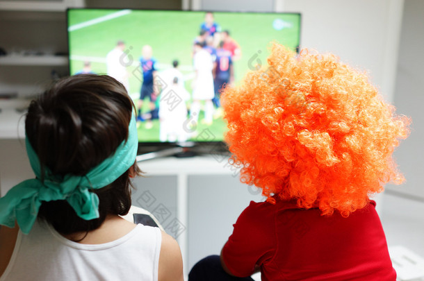 孩子们看电视上的足球世界杯比赛