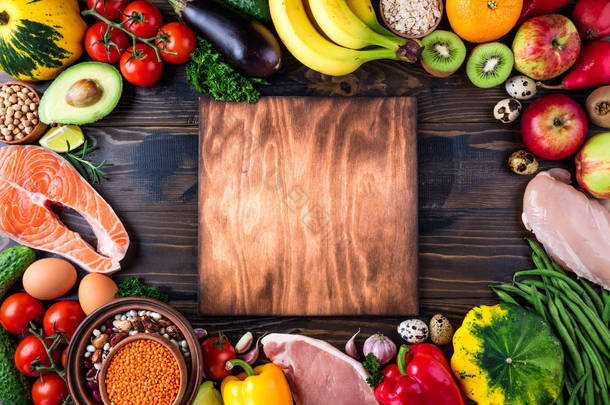 <strong>背景</strong>健康食品。新鲜的<strong>蔬菜</strong>, 水果, 肉类和鱼在木桌上。健康的食物, 饮食和健康的生活。顶部视图