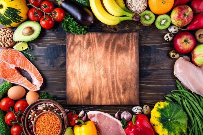 背景健康食品新鲜的蔬菜水果肉类和鱼在木桌