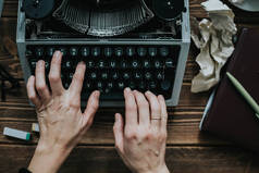 作家用复古写作机打字.