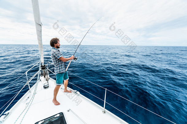 年轻人努力钓鱼