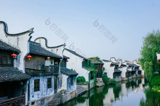 中国嘉兴市中心沿江的传统中国黑白<strong>相间</strong>的房子