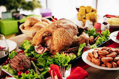 感恩节庆典上烤火鸡配上美味菜肴 