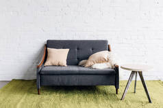 小沙发在现代客厅与白色砖墙, 样机概念