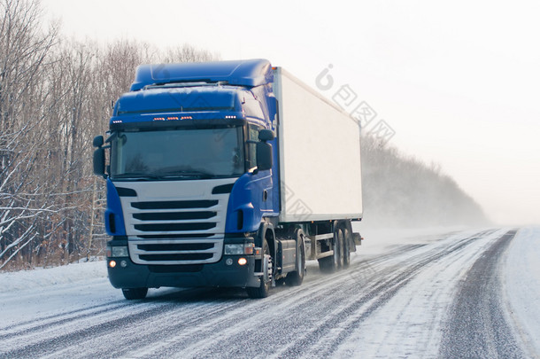 在冬季道路上<strong>卡车</strong>