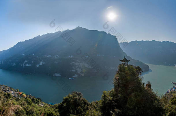 湖北夷陵长江三峡光影峡谷，在那个小馆