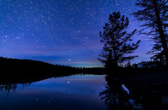 沿湖用反射蓝色夜空