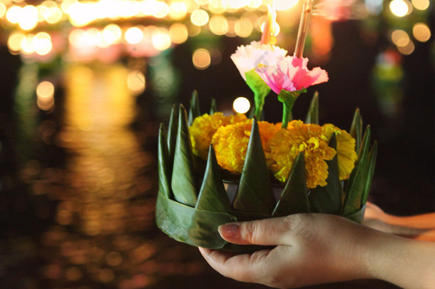 她手里拿着 kratong 的女人