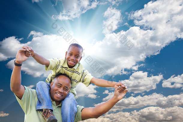 快乐的非洲裔美国人与在云层和天空的孩子