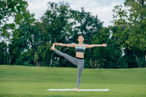 女子在公园练习瑜伽