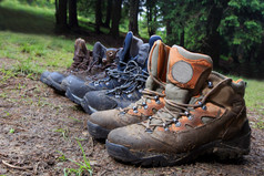 游客靴在森林营地