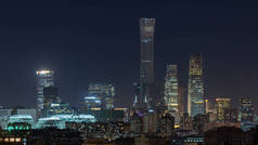 北京市中心商务区摩天大楼的夜景- -从中国中部景山公园（煤山）俯瞰