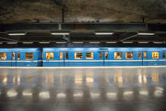 火车停在 fridhemsplan 地铁站，斯德哥尔摩 （瑞典)