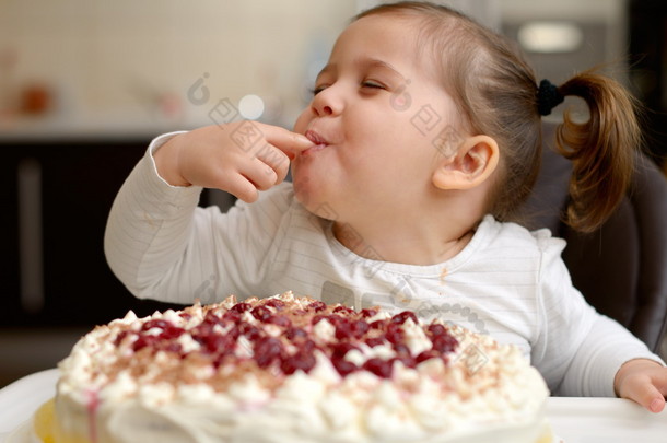可爱的小女孩吃<strong>蛋糕</strong>
