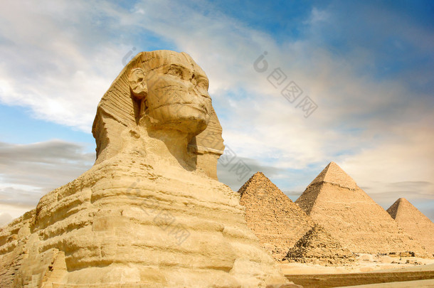 著名的狮身人面像和下有趣傍晚的云彩，开罗，埃及的大金字塔