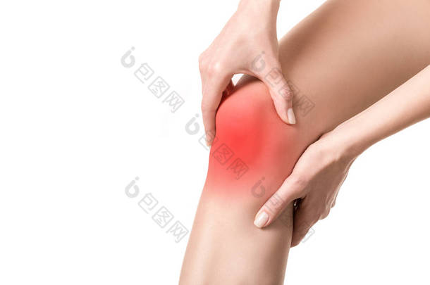 人伤膝关节。红色标记突出显示的痛点。人用手摸她的腿。精心梳理的皮肤，特写，隔离在白色