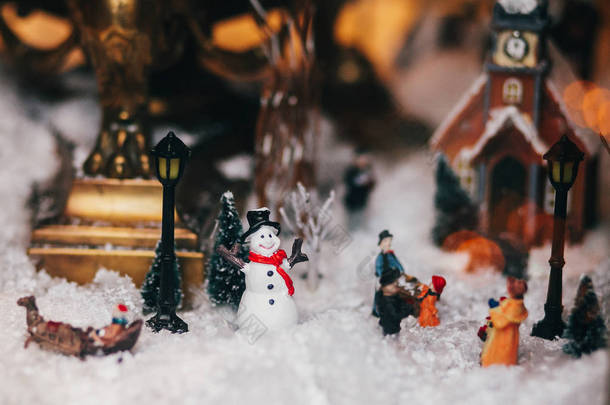 神奇的小圣诞城的缩影与雪, 雪人, 灯光, 人和儿童玩具, 树木和旧<strong>建筑</strong>。时尚的圣诞装饰在窗口。节日装饰, 冬季假期