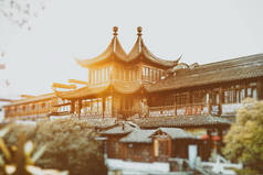 南京夫子庙或夫子庙位于南部南京市秦淮河两岸。在区域内的文化景点、 购物和娱乐。在金代 Xiankang 统治的第三年，南京帝国大学了 