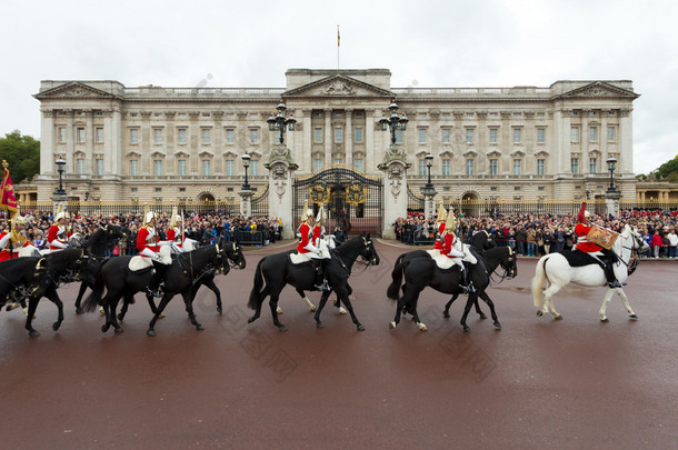 女王的皇家骑兵卫队骑过去白金汉宫