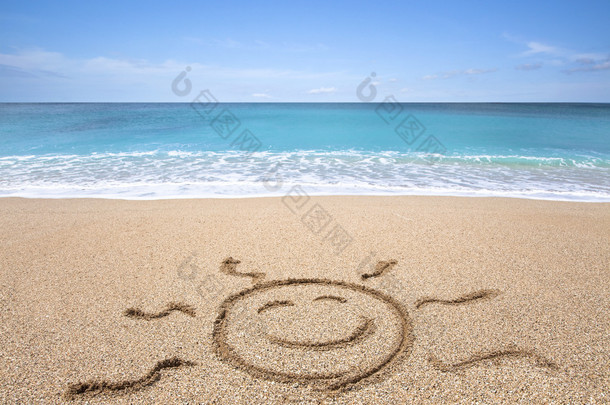 快乐太阳与晴朗的天空在海滩上