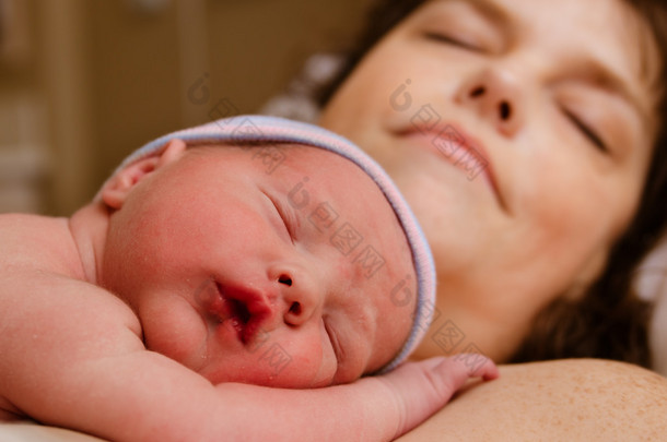 母亲和婴儿在医院分娩后休息