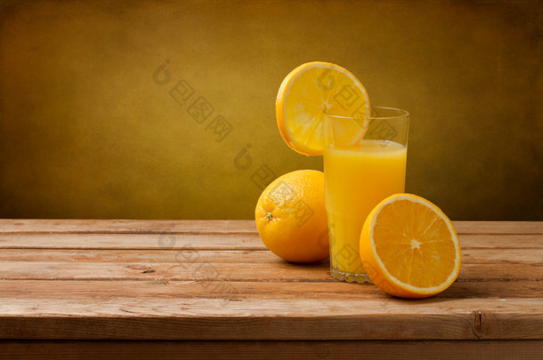 木制桌子上新鲜橙汁