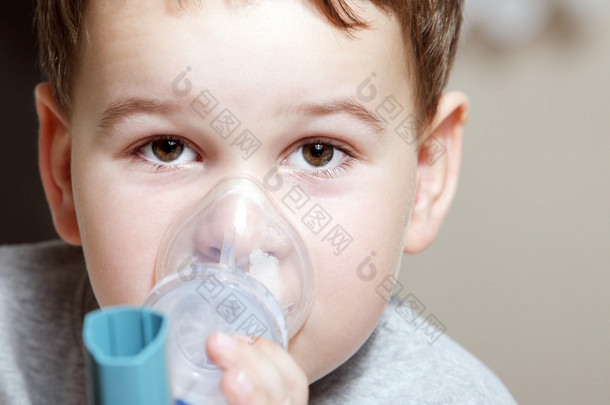 男孩用治疗哮喘吸入器.