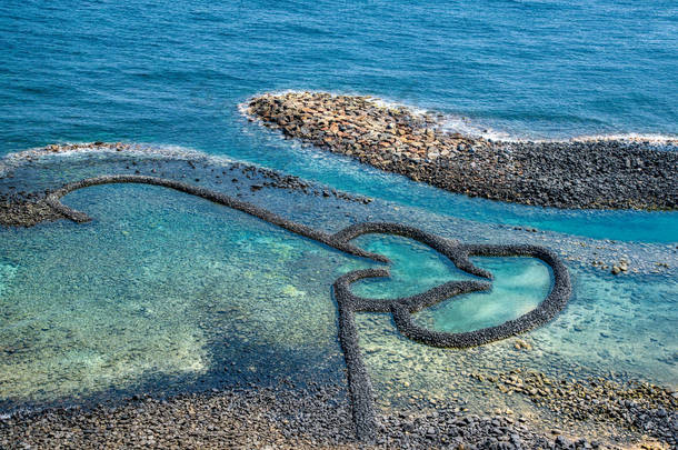 双心<strong>石</strong>潮汐堰在奇美岛, 澎湖地标, 台湾著名风光.