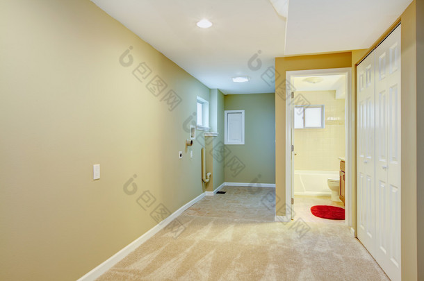 地下室走廊与洗衣空间和浴室.