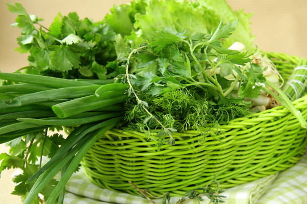 新鲜青草香菜莳萝洋葱草药混合在一个柳条篮子里