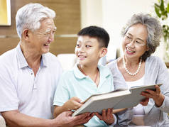 亚洲的爷爷奶奶和孙子一起看书吧