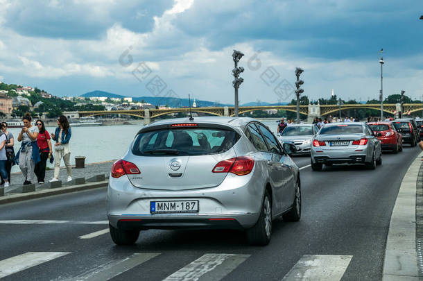 布达佩斯，匈牙利 - 2019年8月29日：匈牙利布达佩斯海滨的高速公路和旧房子的外墙。在高峰时段，汽车沿着多瑙河沿城市街道行驶。历史悠久的市中心和著名的旅游景点