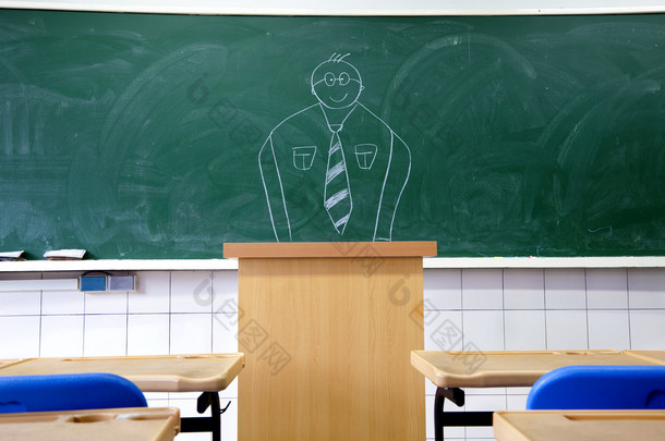 在学校的教室里的黑板上画老师