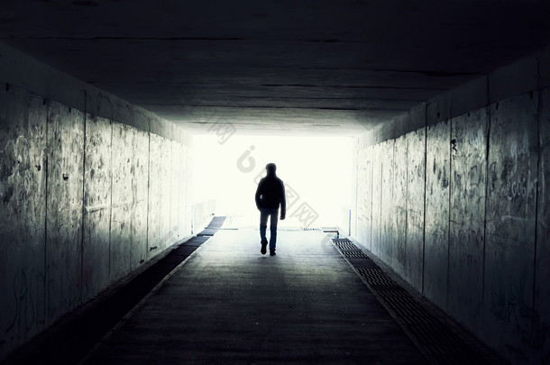《人类在隧道中行走的轮廓》。隧道尽头的灯