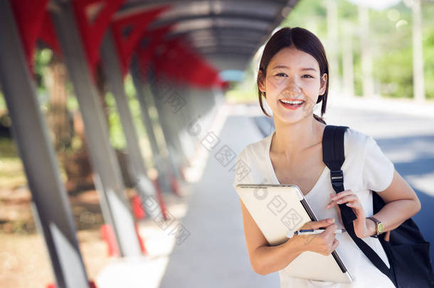 亚洲女学生在大学走在步行的方式 