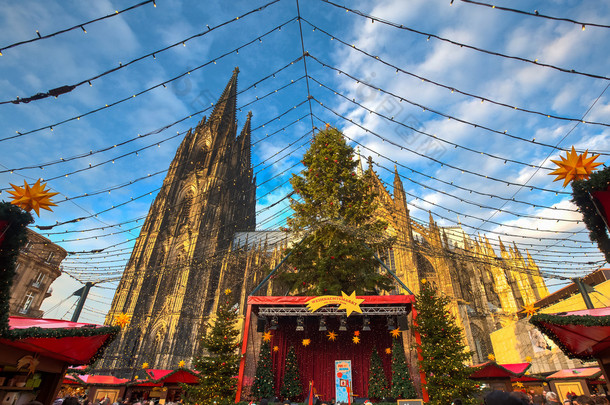 Dom 教会在德国科隆附近的圣诞市场