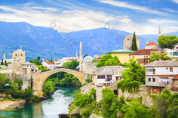 美丽的景色老桥在波斯尼亚和黑塞哥维那莫斯塔尔，在阳光明媚的一天