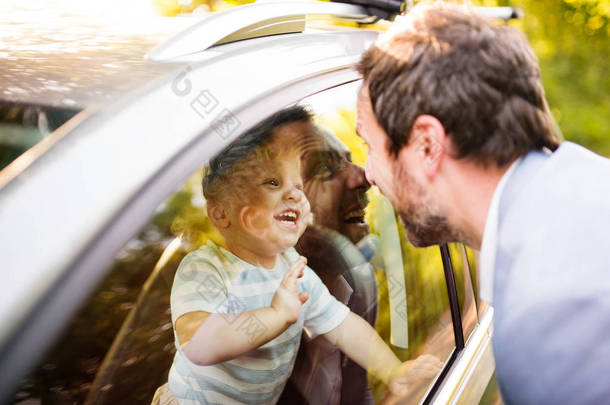 小男孩在车里看着他的父亲.