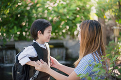 妈妈说再见到她的儿子，作为他离开学校