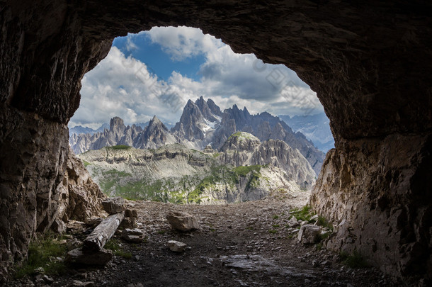 从人造洞穴，白云岩，意大利全景.